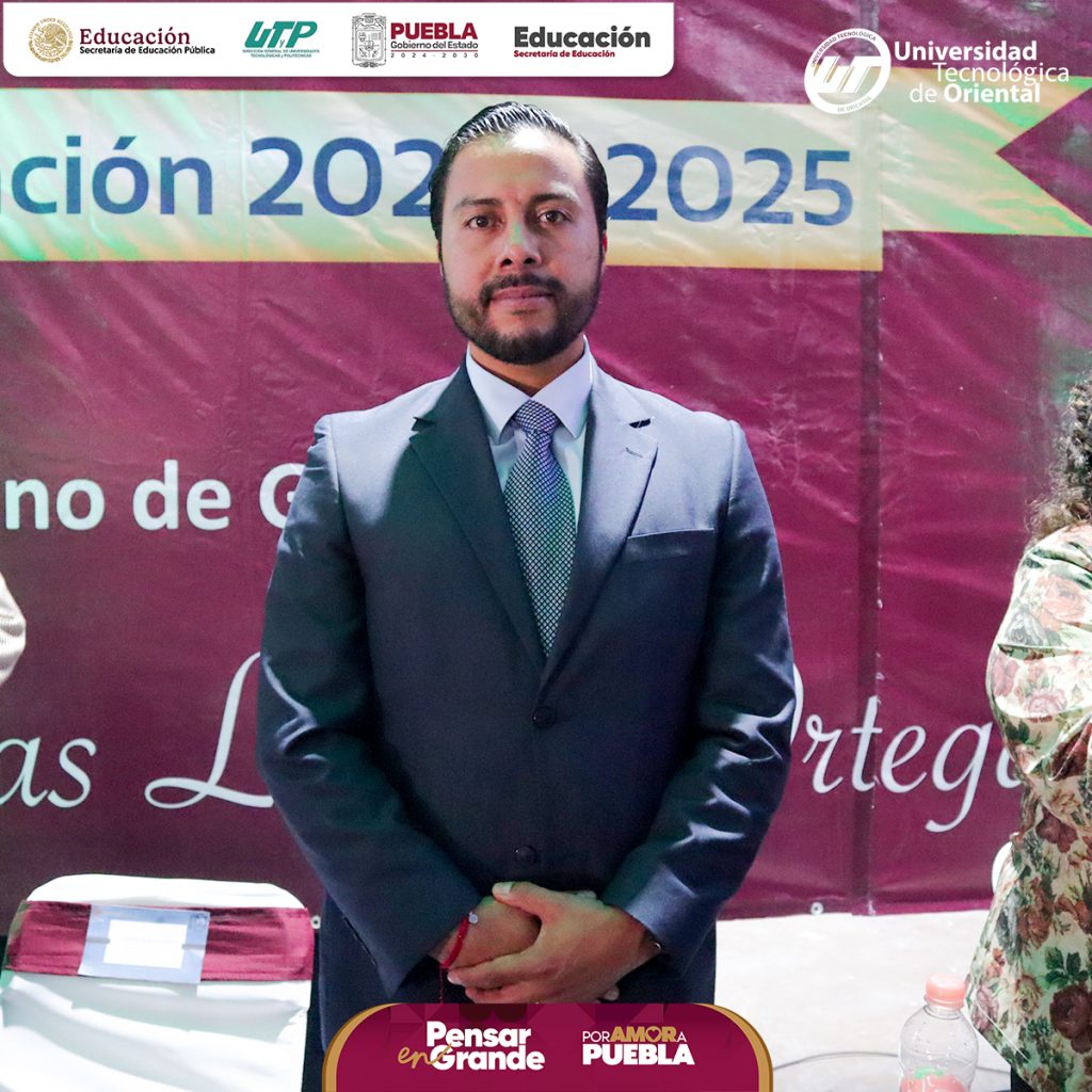 El rector de la UT de Oriental toma protesta a los egresados del CBTis 241 durante la ceremonia de graduación.
