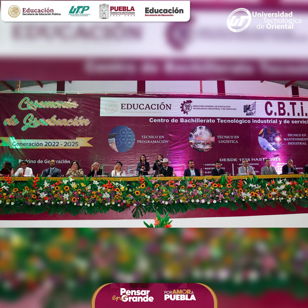 El rector de la UT de Oriental toma protesta a los egresados del CBTis 241 durante la ceremonia de graduación.