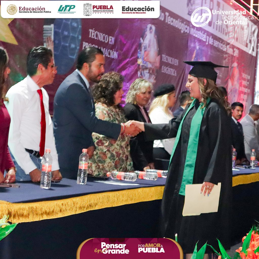 El rector de la UT de Oriental toma protesta a los egresados del CBTis 241 durante la ceremonia de graduación.