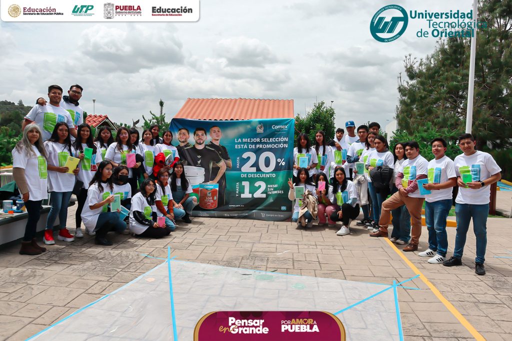 Estudiantes de Mercadotecnia de la UT de Oriental participando en el Taller de Color y Productos Sustentables con asesoras de Comex.