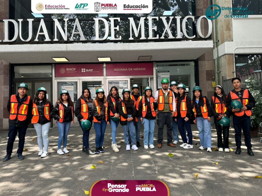 Estudiantes de Comercio Internacional de la UT de Oriental durante su visita a la Aduana de México observando procesos de revisión y exportación.