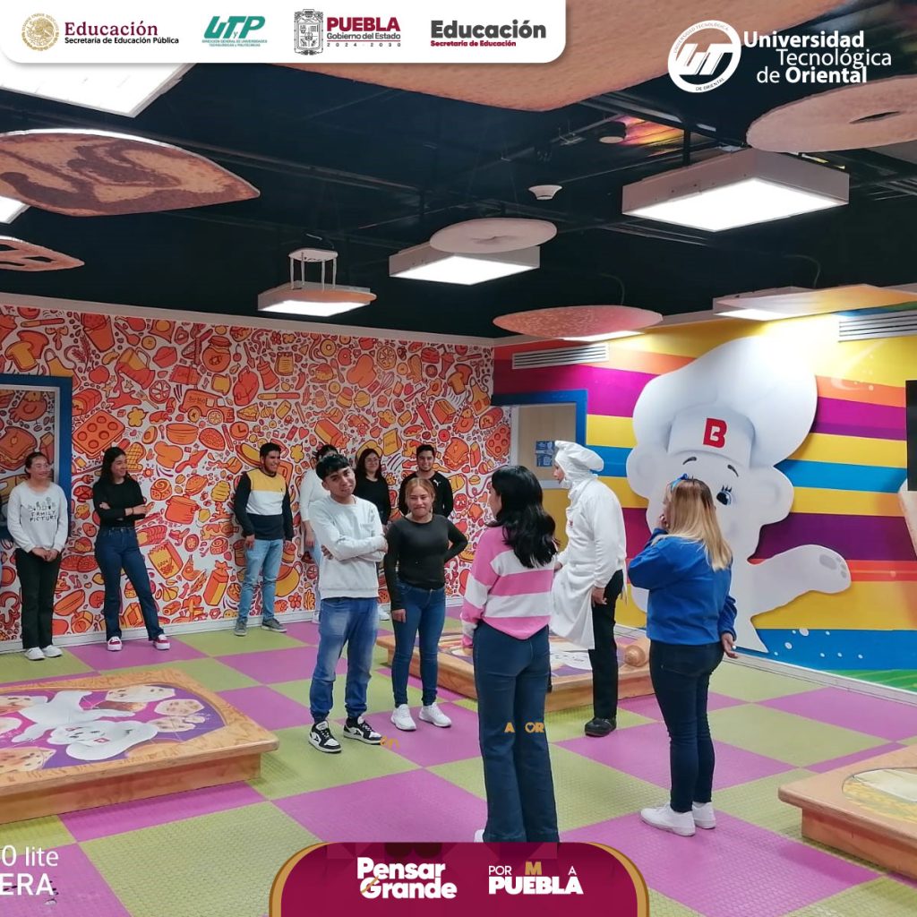 Estudiantes de la UT de Oriental durante la visita a Grupo Bimbo observando procesos logísticos en planta.