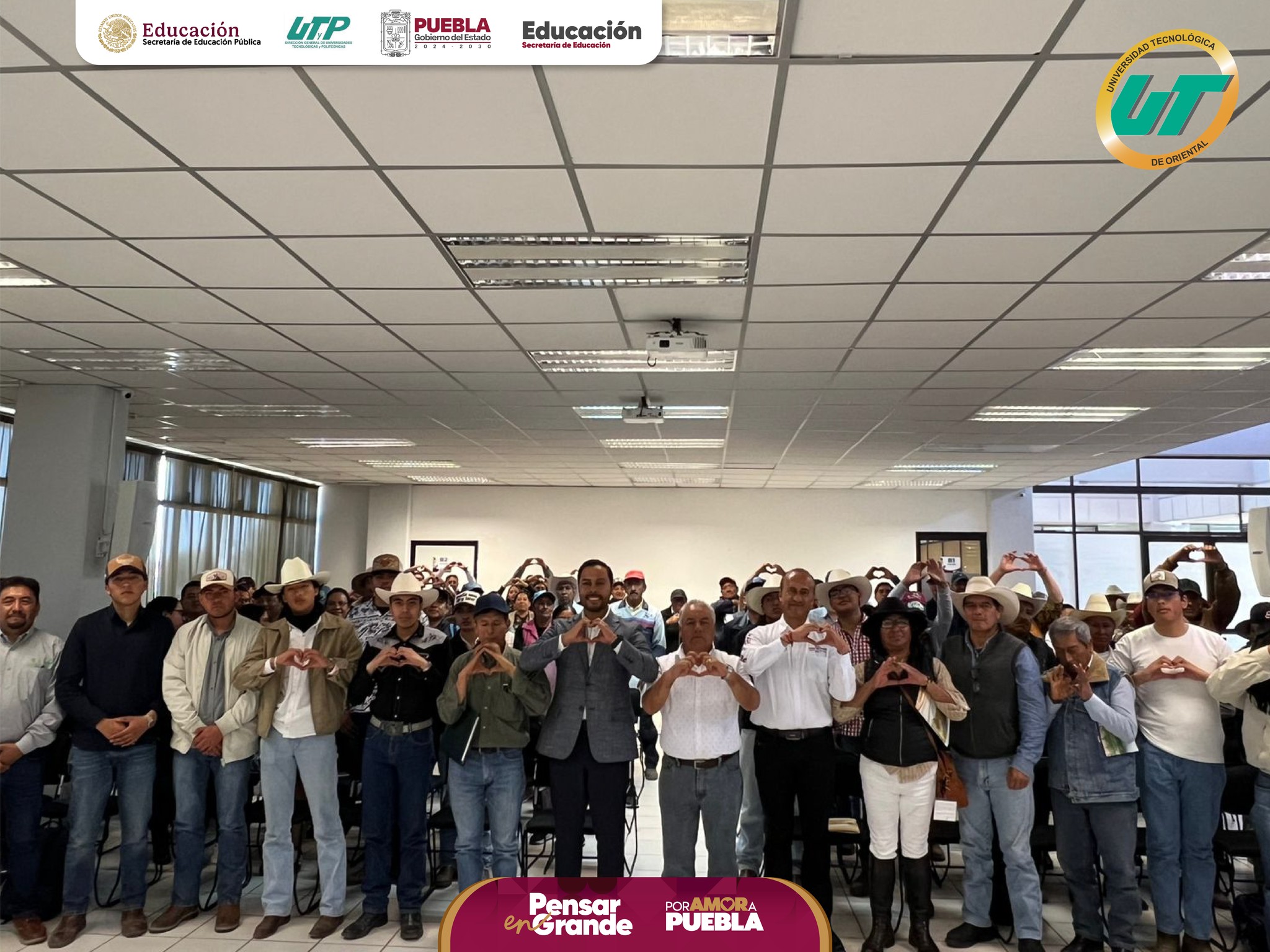 Estudiantes y productores participan en demostración de parcela sustentable en la UT de Oriental.