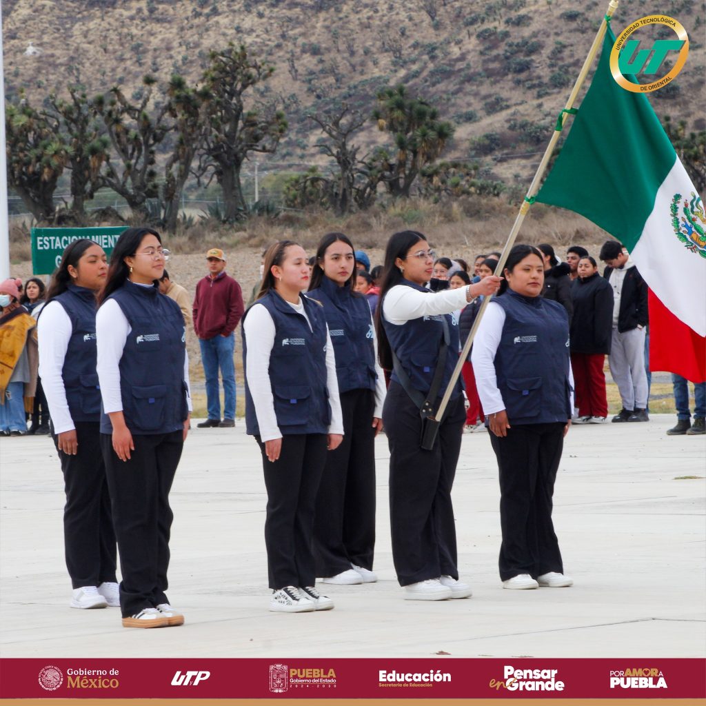 Ceremonia Cívica del 5 de febrero en la UT de Oriental con comunidad universitaria reunida.