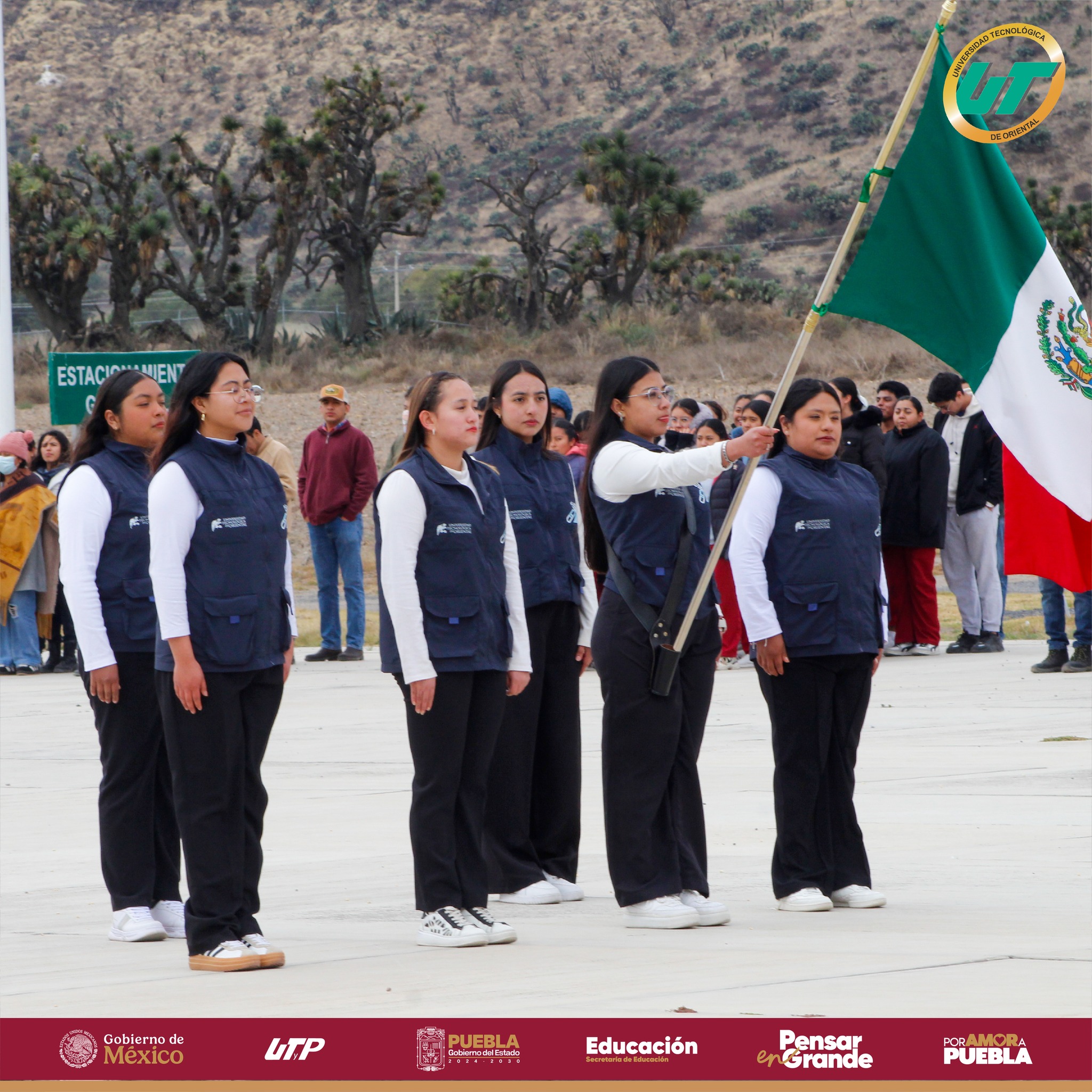 Ceremonia Cívica del 5 de febrero en la UT de Oriental con comunidad universitaria reunida.