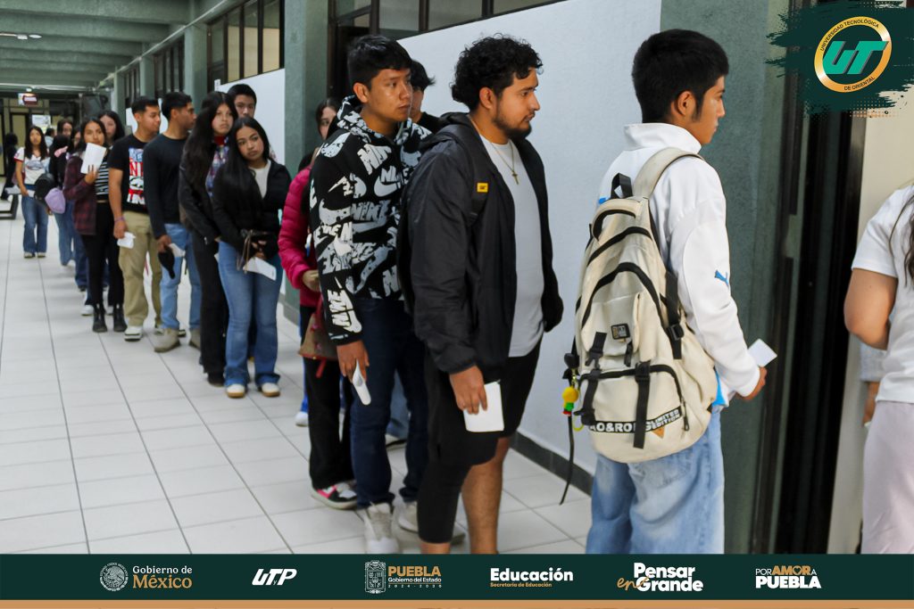 Estudiantes realizando examen de admisión en la UT de Oriental Puebla