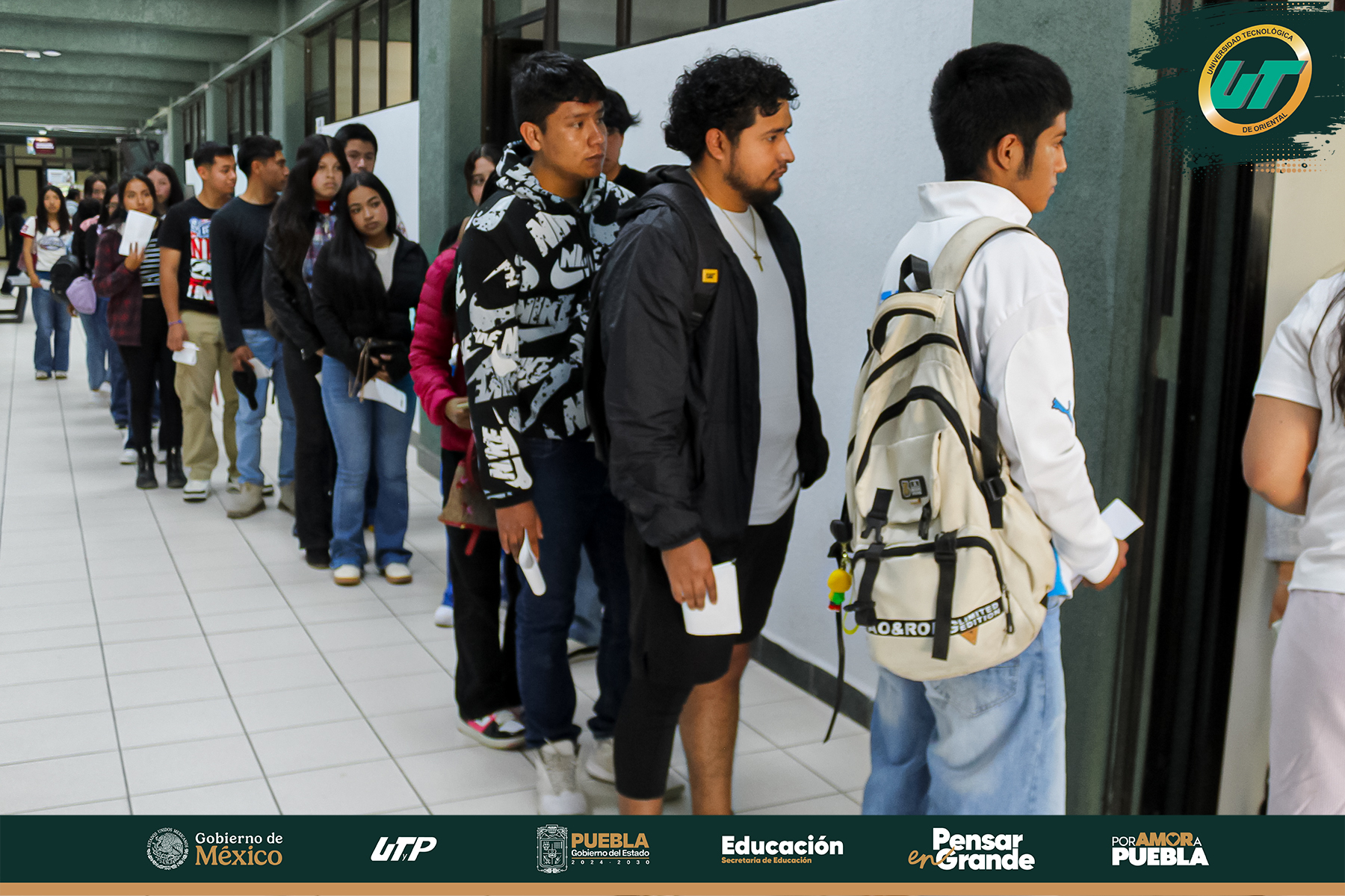 Estudiantes realizando examen de admisión en la UT de Oriental Puebla