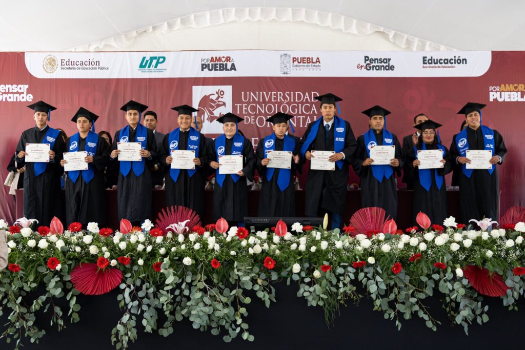 Egresadas y egresados de Ingenierías y Licenciaturas durante la Ceremonia de Graduación 2026 de la UT de Oriental.
