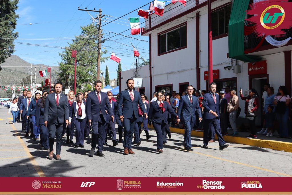 Estudiantes y personal de la UT de Oriental participan en el Desfile Cívico del 16 de Septiembre.