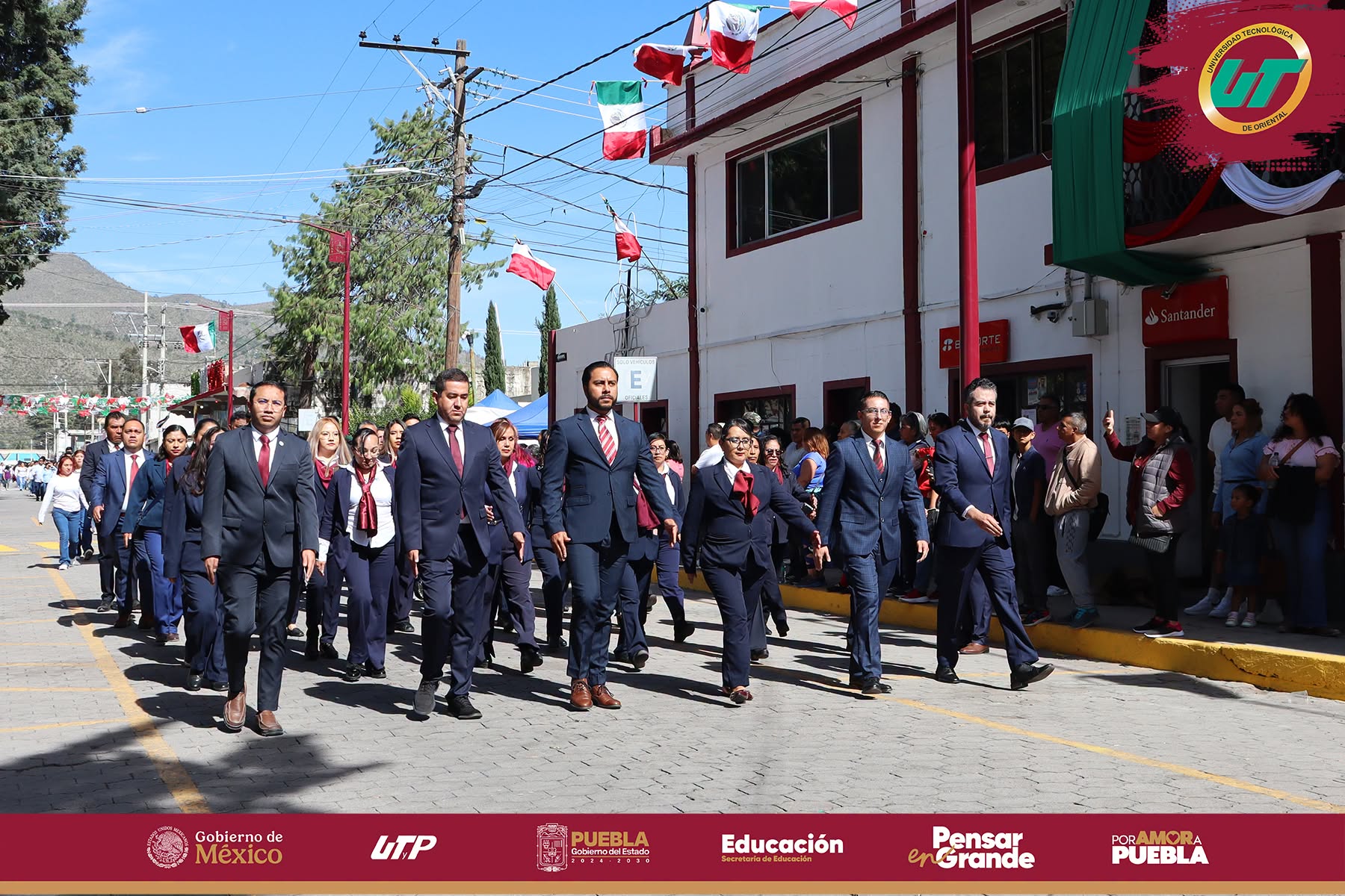 Estudiantes y personal de la UT de Oriental participan en el Desfile Cívico del 16 de Septiembre.