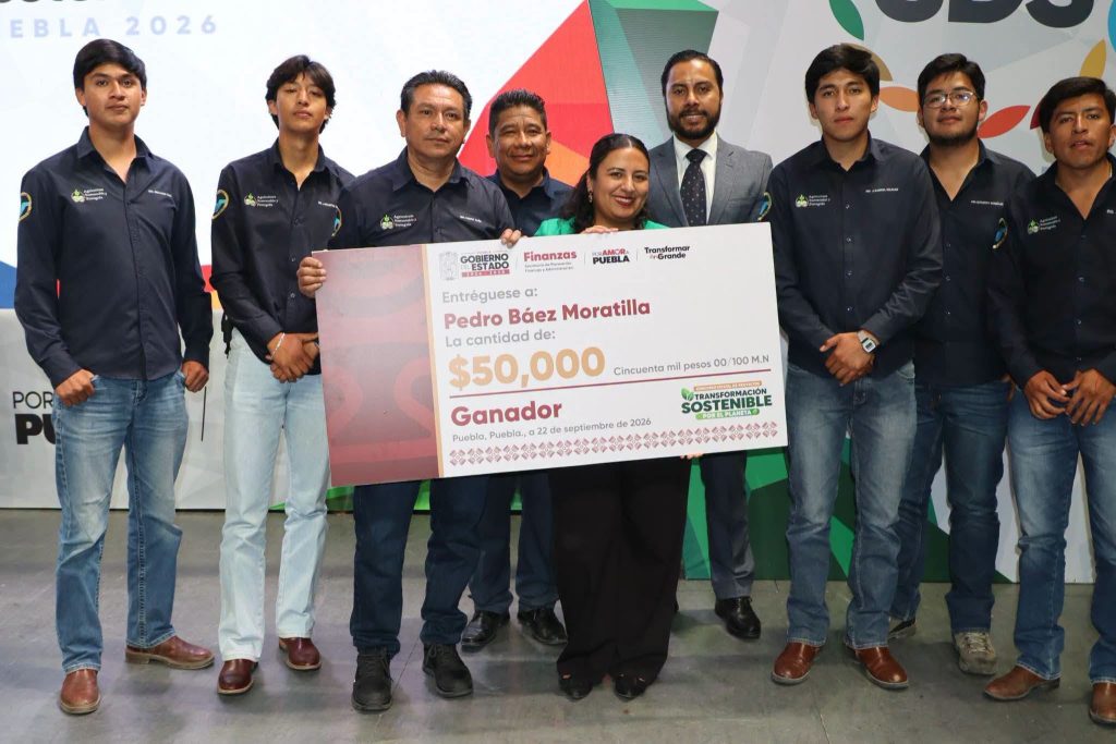 Comunidad de la UT de Oriental durante la premiación estatal por su proyecto de agricultura sostenible.