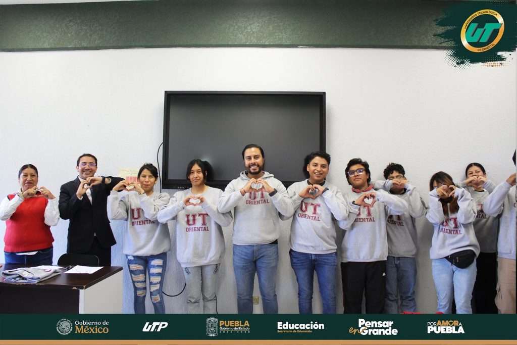 Rector de la UT de Oriental entrega sudaderas a estudiantes de nuevo ingreso durante su bienvenida universitaria.
