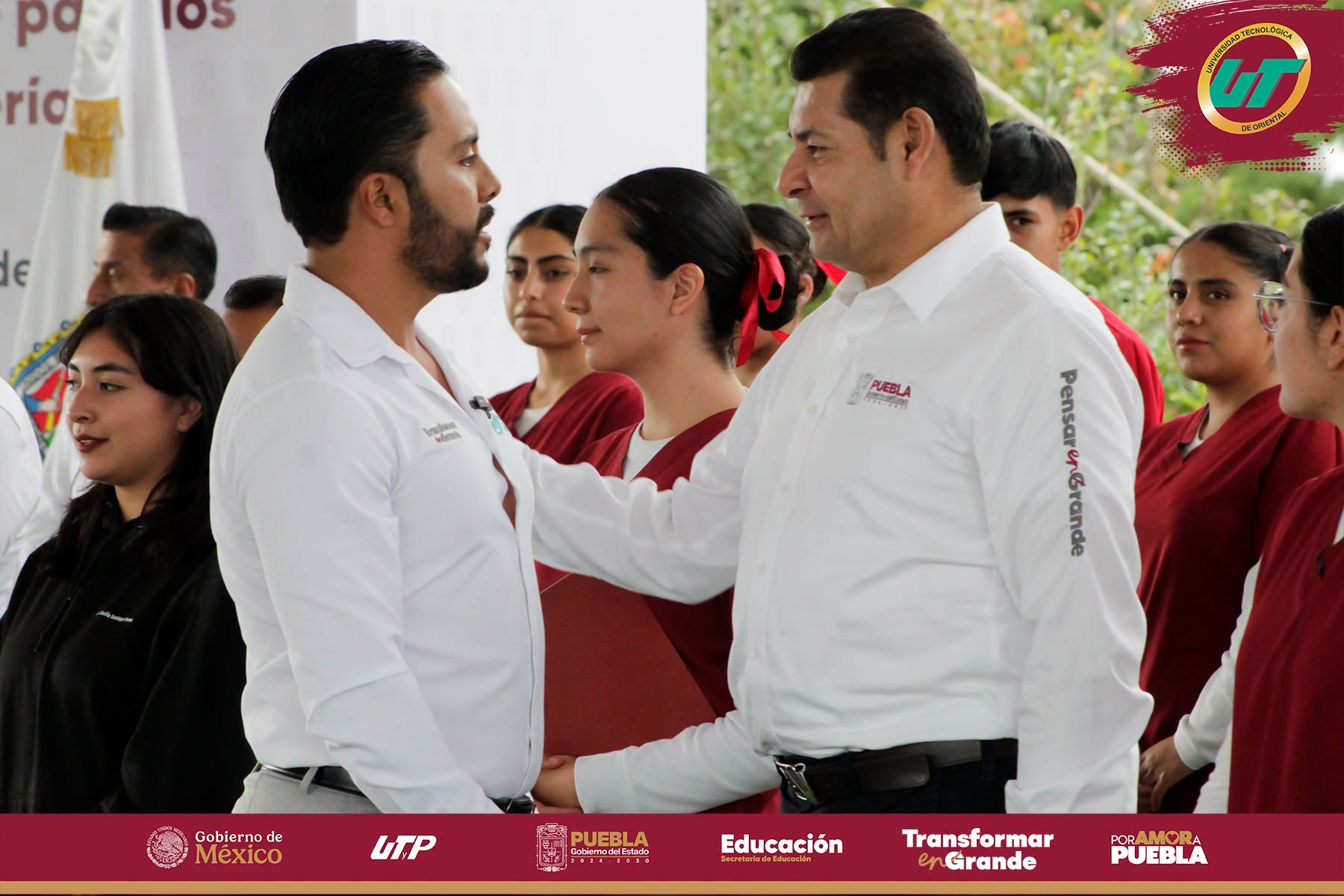 Autoridades estatales y universitarias durante la entrega de equipamiento, escrituras y paneles solares en la Universidad Tecnológica de Oriental.