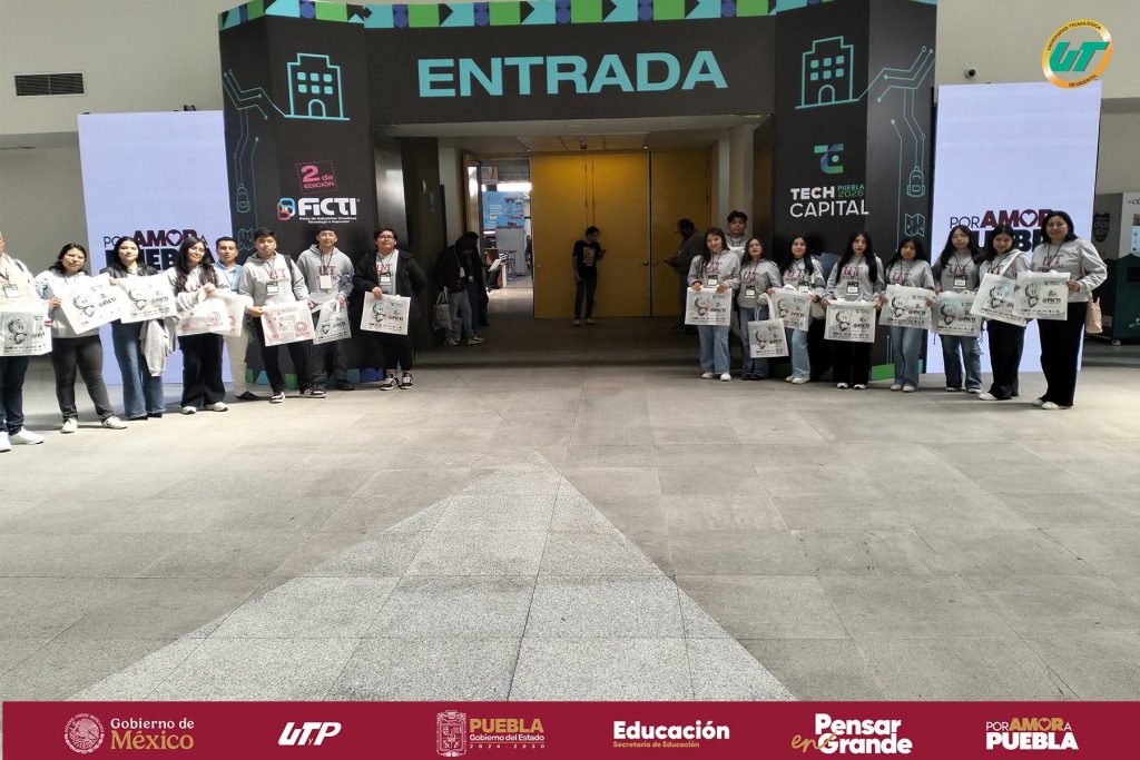 Estudiantes de la Universidad Tecnológica de Oriental durante su visita a Tech Capital 2026 y FICTI, encuentros dedicados a la tecnología y la innovación.