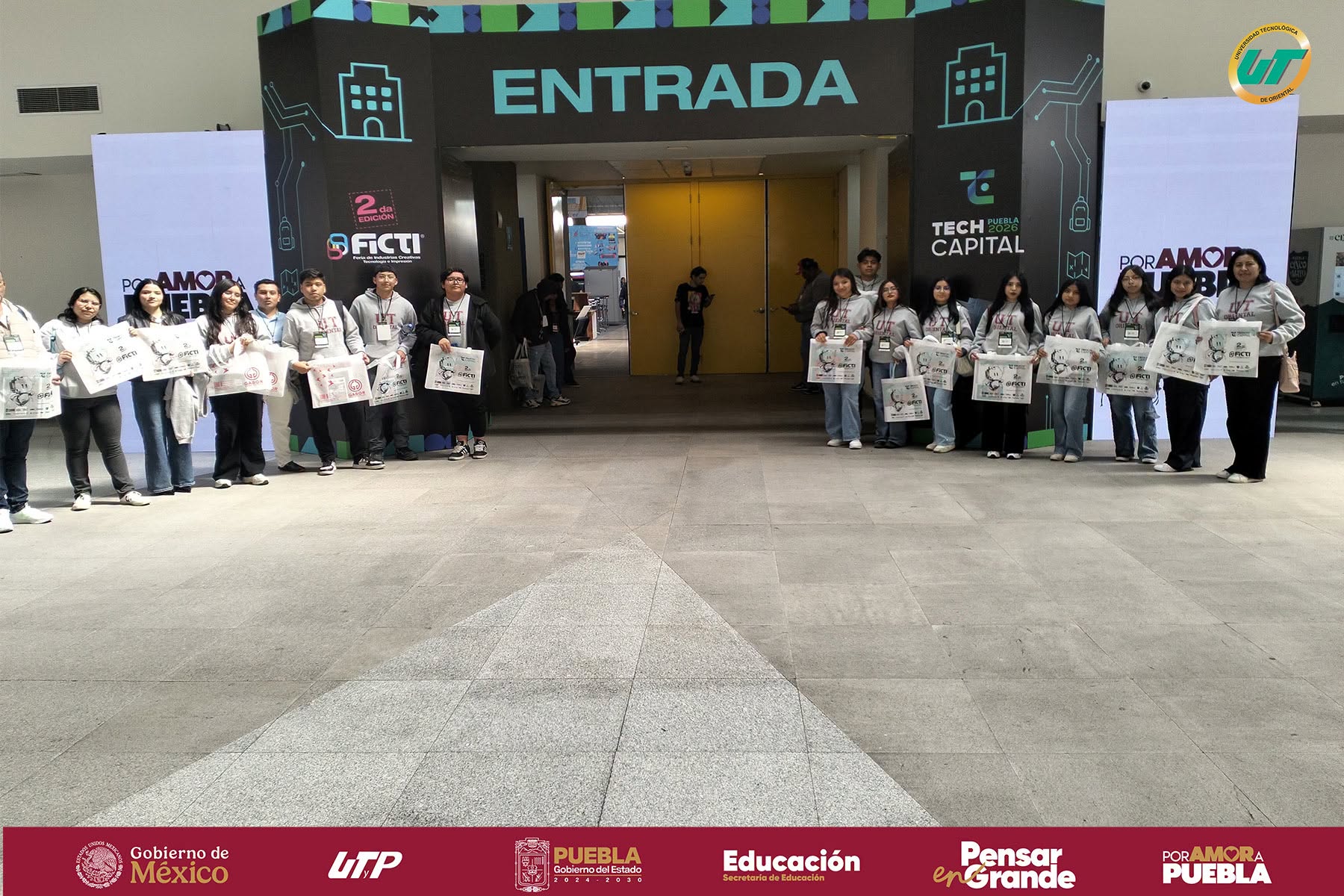 Estudiantes de la Universidad Tecnológica de Oriental durante su visita a Tech Capital 2026 y FICTI, encuentros dedicados a la tecnología y la innovación.